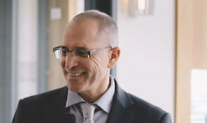 "מערכת המשפט בישראל מגלה לעתים קרובות מידת רחמים מופרזת" – ראיון עם עו"ד רז בן ארצי - תמונת אווירה