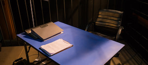 10 דברים שאסור לעשות בזמן חקירה במשטרה - תמונת אווירה 10 דברים שאסור לעשות בזמן חקירה במשטרה - תמונת אווירה